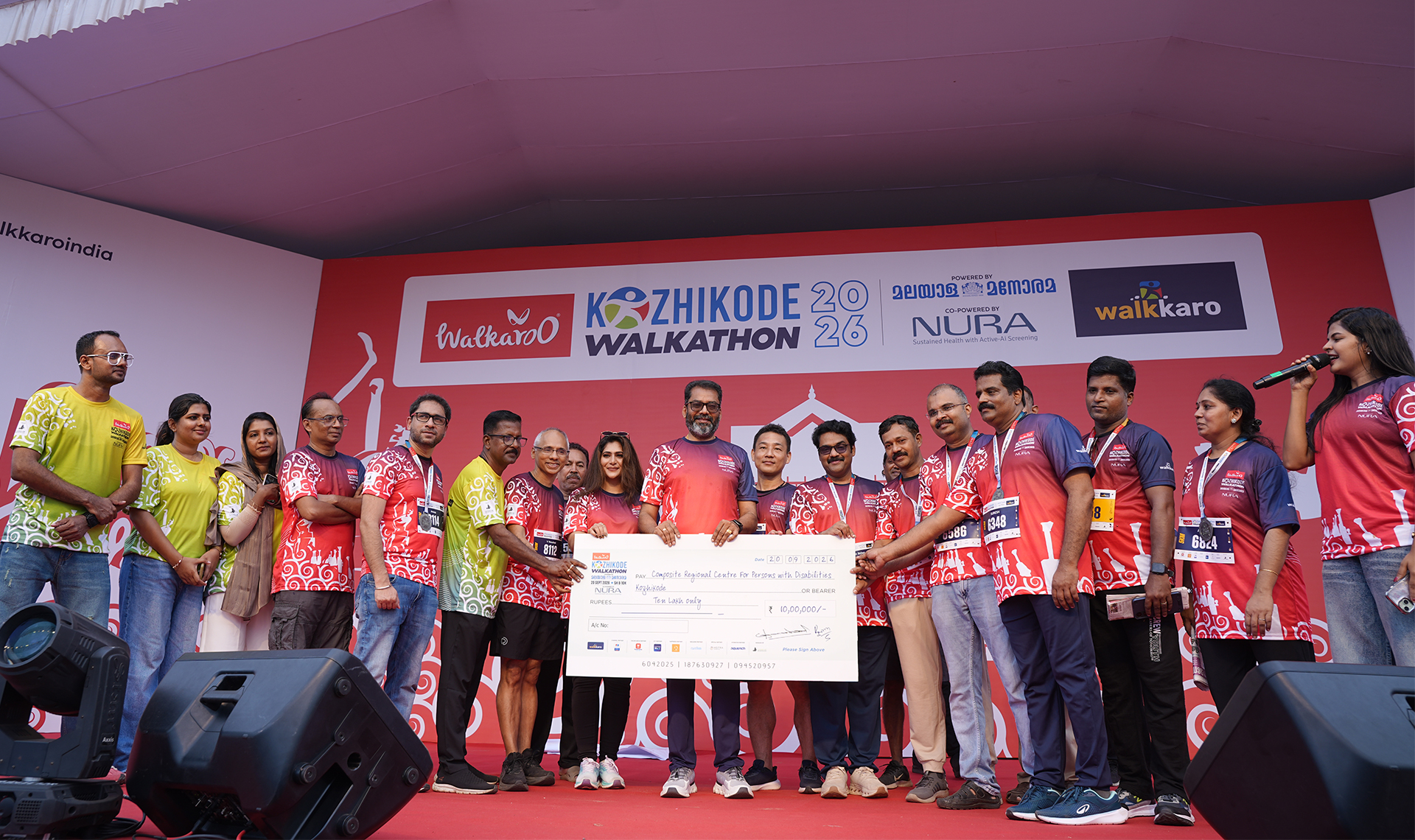 Cheque presentation at Kozhikode Walkathon